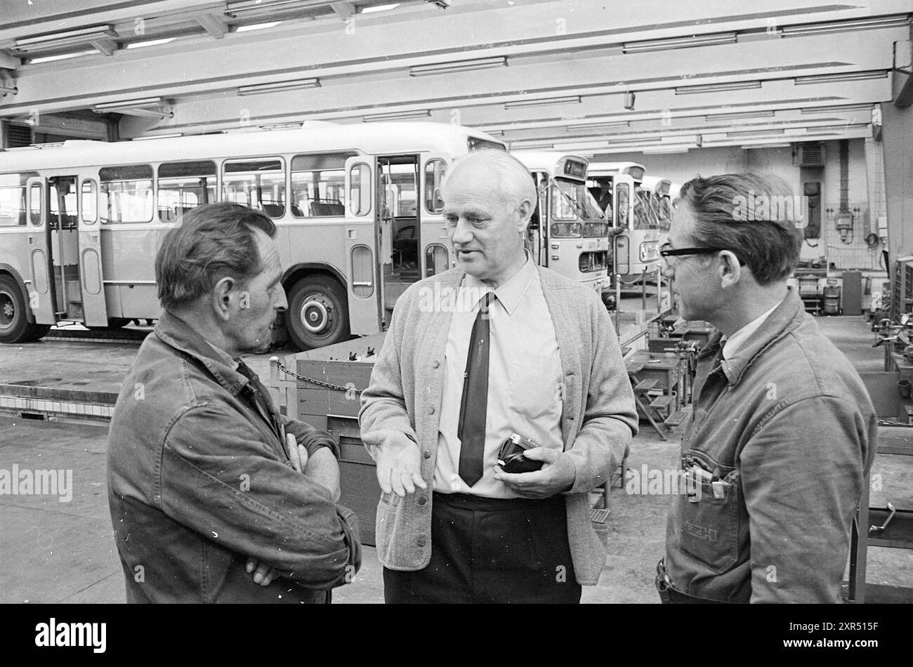 De Vries visita NZH, Noord Zuid Hollandse Vervoersmaatschappij N.V., NZ, 23-07-1970, Whizgle Dutch News: Immagini storiche su misura per il futuro. Esplora il passato dei Paesi Bassi con prospettive moderne attraverso le immagini delle agenzie olandesi. Colmare gli eventi di ieri con gli approfondimenti di domani. Intraprendi un viaggio senza tempo con storie che plasmano il nostro futuro. Foto Stock