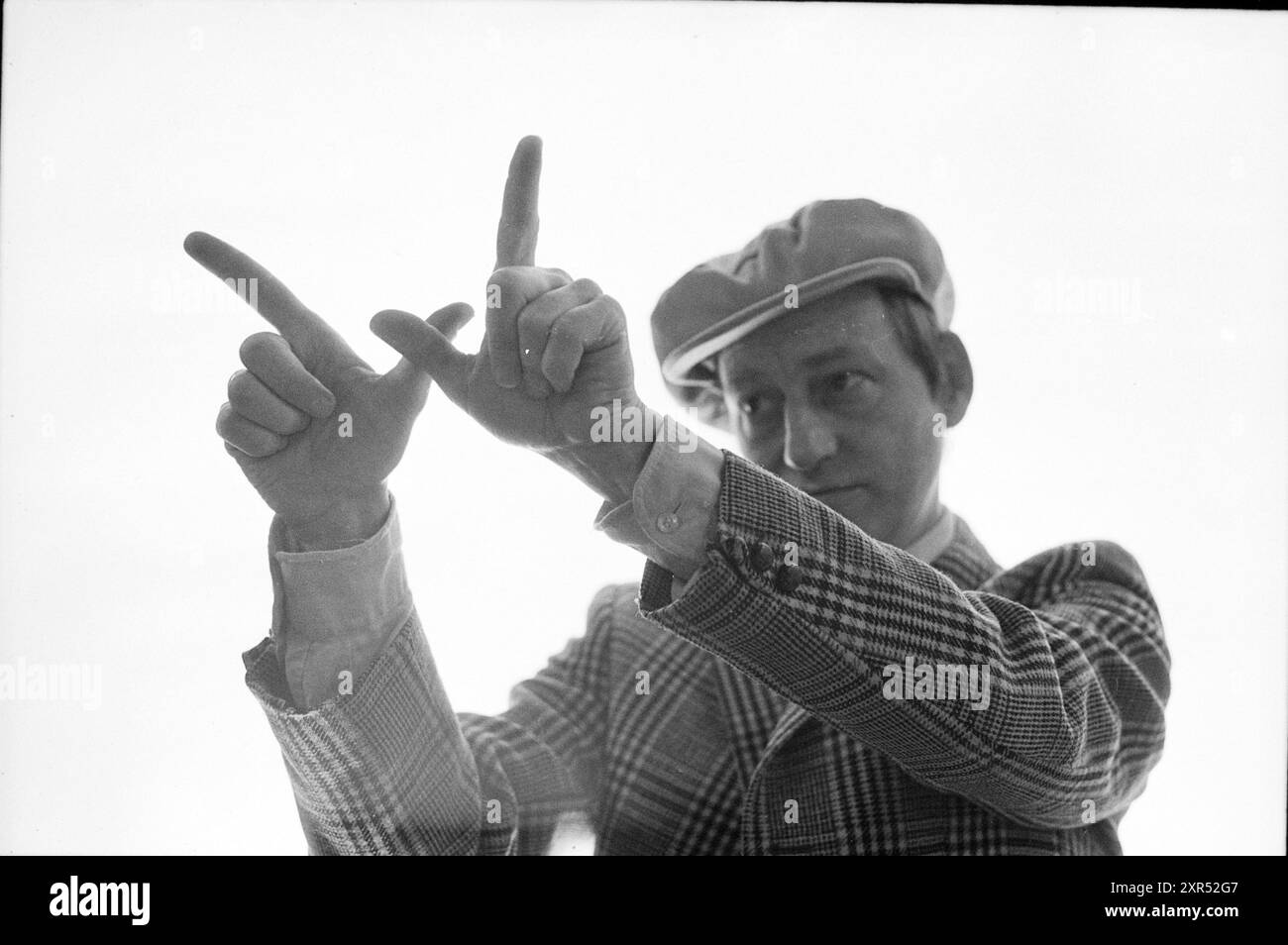 Serie sulla disoccupazione: Gioco d'ombra - mangiare pane - con pittura, disoccupati, disoccupazione, 27-11-1982, Whizgle Dutch News: Immagini storiche su misura per il futuro. Esplora il passato dei Paesi Bassi con prospettive moderne attraverso le immagini delle agenzie olandesi. Colmare gli eventi di ieri con gli approfondimenti di domani. Intraprendi un viaggio senza tempo con storie che plasmano il nostro futuro. Foto Stock