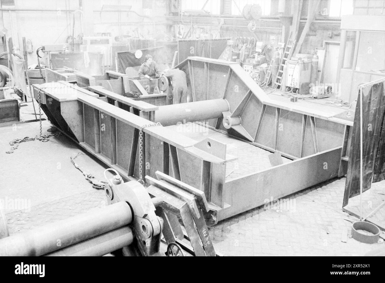 Telaio orizzontale presso lo stabilimento di macchine IJmuiden, macchine e fabbriche, IJmuiden, Paesi Bassi, 04-10-1982, Whizgle Dutch News: immagini storiche su misura per il futuro. Esplora il passato dei Paesi Bassi con prospettive moderne attraverso le immagini delle agenzie olandesi. Colmare gli eventi di ieri con gli approfondimenti di domani. Intraprendi un viaggio senza tempo con storie che plasmano il nostro futuro. Foto Stock Telaio orizzontale presso lo stabilimento di macchine IJmuiden, macchine e fabbriche, IJmuiden, Paesi Bassi, 04-10-1982, Whizgle Dutch News: immagini storiche su misura per il futuro. Esplora il passato dei Paesi Bassi con prospettive moderne attraverso le immagini delle agenzie olandesi. Colmare gli eventi di ieri con gli approfondimenti di domani. Intraprendi un viaggio senza tempo con storie che plasmano il nostro futuro. Foto Stock