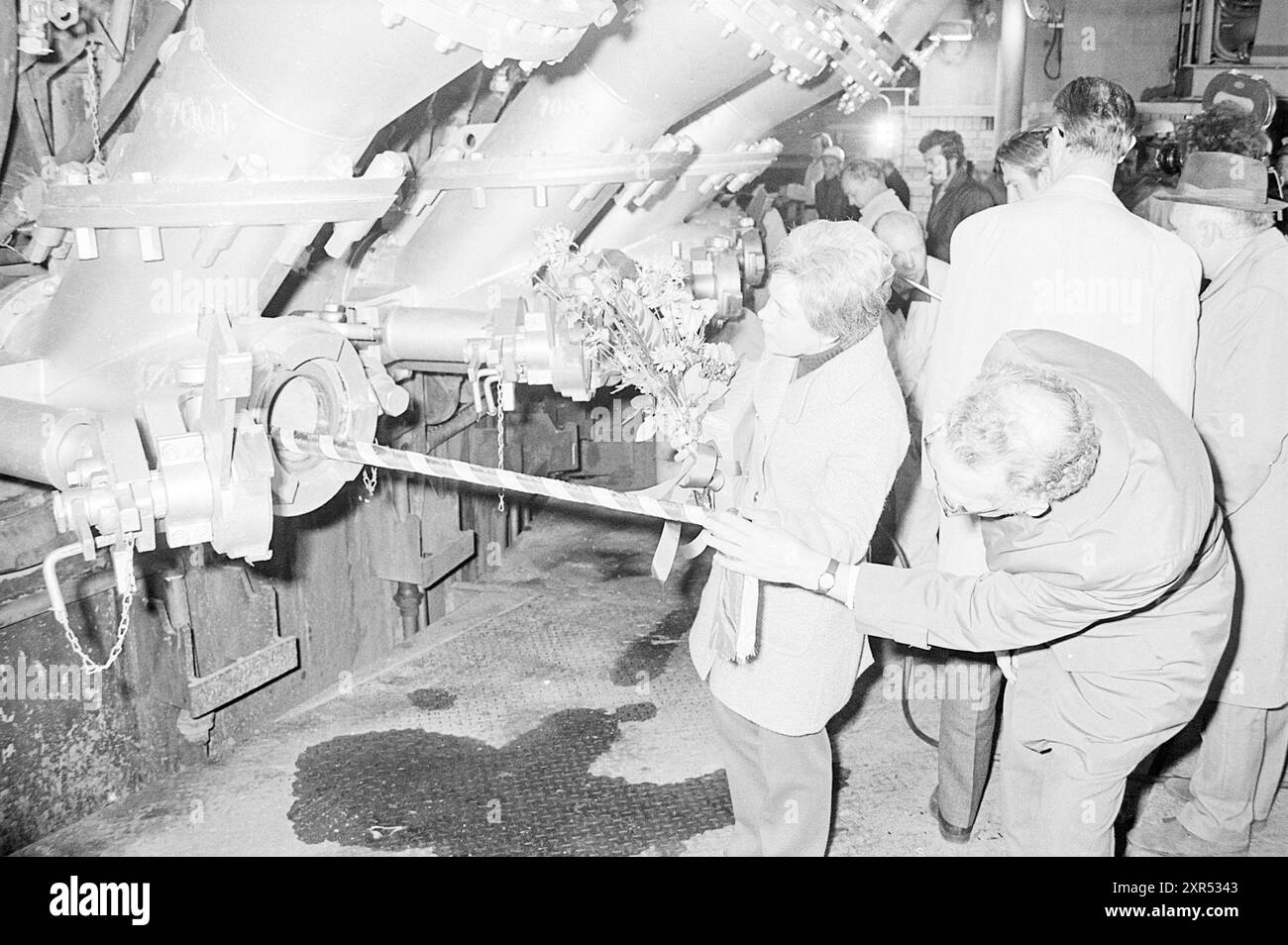 Messa in servizio festivo delle macchine, Whizgle Dutch News: Immagini storiche su misura per il futuro. Esplora il passato dei Paesi Bassi con prospettive moderne attraverso le immagini delle agenzie olandesi. Colmare gli eventi di ieri con gli approfondimenti di domani. Intraprendi un viaggio senza tempo con storie che plasmano il nostro futuro. Foto Stock