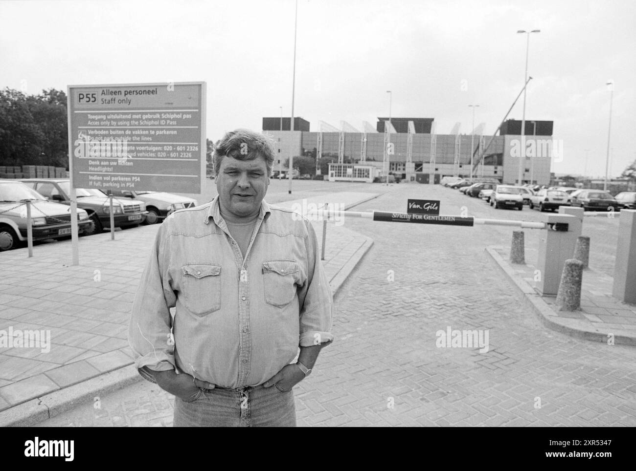 Uomo al parcheggio P55, Schiphol, 00-00-1995, Whizgle Dutch News: Immagini storiche su misura per il futuro. Esplora il passato dei Paesi Bassi con prospettive moderne attraverso le immagini delle agenzie olandesi. Colmare gli eventi di ieri con gli approfondimenti di domani. Intraprendi un viaggio senza tempo con storie che plasmano il nostro futuro. Foto Stock