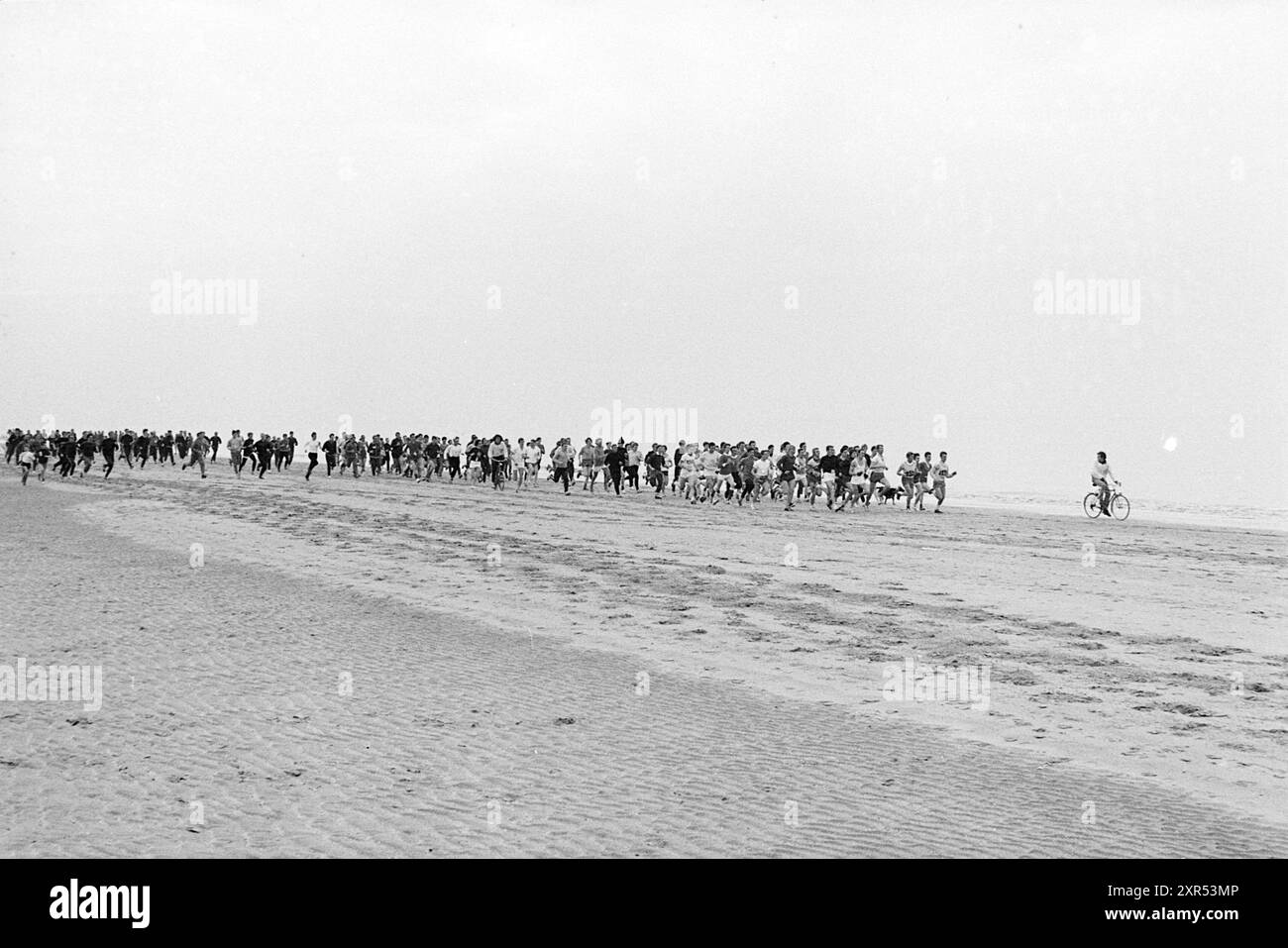 Beach run Bloemendaal, Beach and Beaches, 26-12-1969, Whizgle Dutch News: Immagini storiche su misura per il futuro. Esplora il passato dei Paesi Bassi con prospettive moderne attraverso le immagini delle agenzie olandesi. Colmare gli eventi di ieri con gli approfondimenti di domani. Intraprendi un viaggio senza tempo con storie che plasmano il nostro futuro. Foto Stock