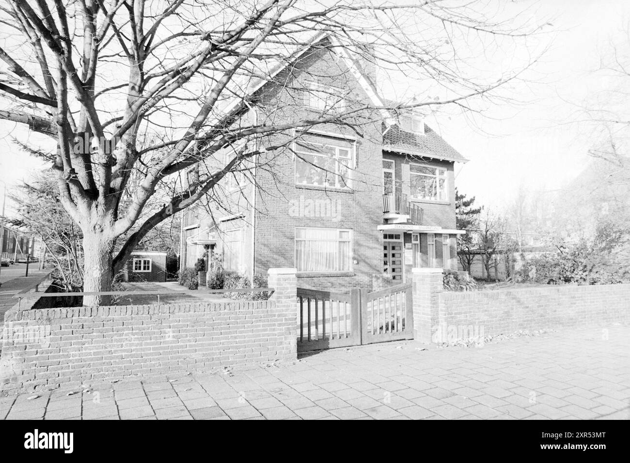 Fondo di assicurazione sanitaria esterno Spaarneland, IJmuiden, esterno, malato e ospedali, IJmuiden, The Netherlands, 01-11-1988, Whizgle Dutch News: immagini storiche su misura per il futuro. Esplora il passato dei Paesi Bassi con prospettive moderne attraverso le immagini delle agenzie olandesi. Colmare gli eventi di ieri con gli approfondimenti di domani. Intraprendi un viaggio senza tempo con storie che plasmano il nostro futuro. Foto Stock