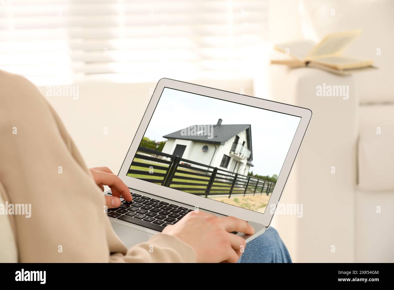 Uomo in cerca di casa sul sito del mercato immobiliare a casa, primo piano Foto Stock