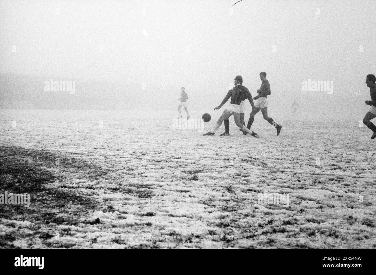 R.C.H. - K.F.C., Football, 22-12-1963, Whizgle Dutch News: Immagini storiche su misura per il futuro. Esplora il passato dei Paesi Bassi con prospettive moderne attraverso le immagini delle agenzie olandesi. Colmare gli eventi di ieri con gli approfondimenti di domani. Intraprendi un viaggio senza tempo con storie che plasmano il nostro futuro. Foto Stock
