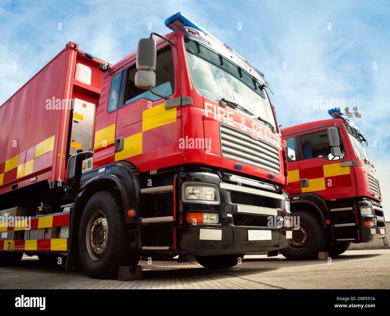 Due veicoli di emergenza Red Fire Truck. I motori antincendio sono dotati di scale, attrezzature antincendio e acqua per salvare vite umane e reprimere gli incendi. Foto Stock