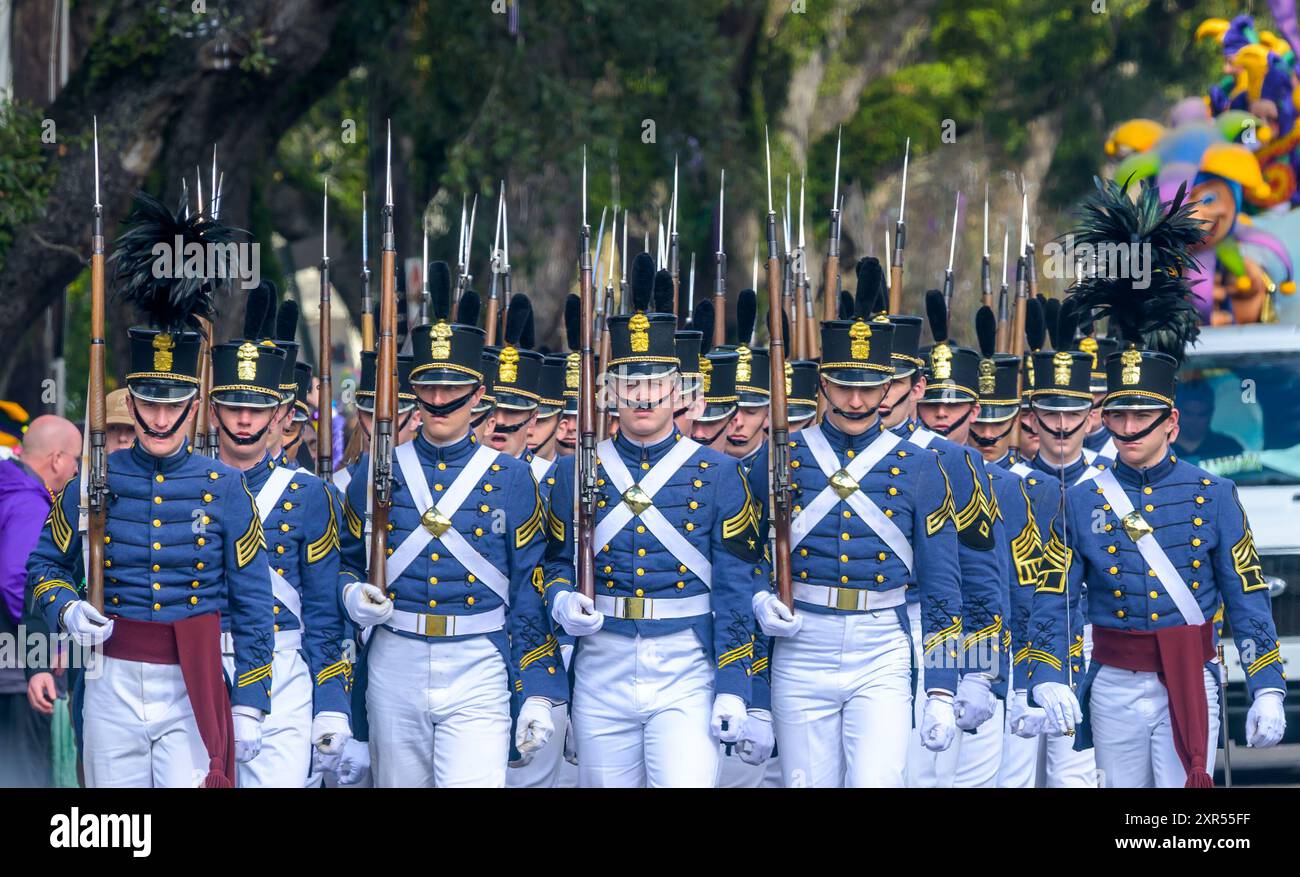 NEW ORLEANS, LA, USA - 13 FEBBRAIO 2024: Cadetti della Cittadella march in formazione presso il Krewe di Rex Mardi Gras Parade su Napoleon Avenue Foto Stock
