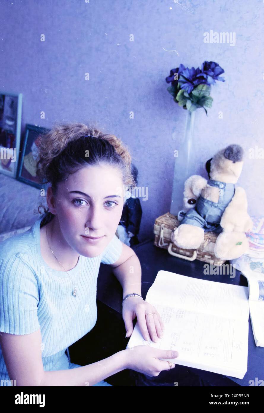 Tess van Daalen, classe '98, H'lem, Haarlem, Paesi Bassi, 08-05-1998, Whizgle Dutch News: immagini storiche su misura per il futuro. Esplora il passato dei Paesi Bassi con prospettive moderne attraverso le immagini delle agenzie olandesi. Colmare gli eventi di ieri con gli approfondimenti di domani. Intraprendi un viaggio senza tempo con storie che plasmano il nostro futuro. Foto Stock