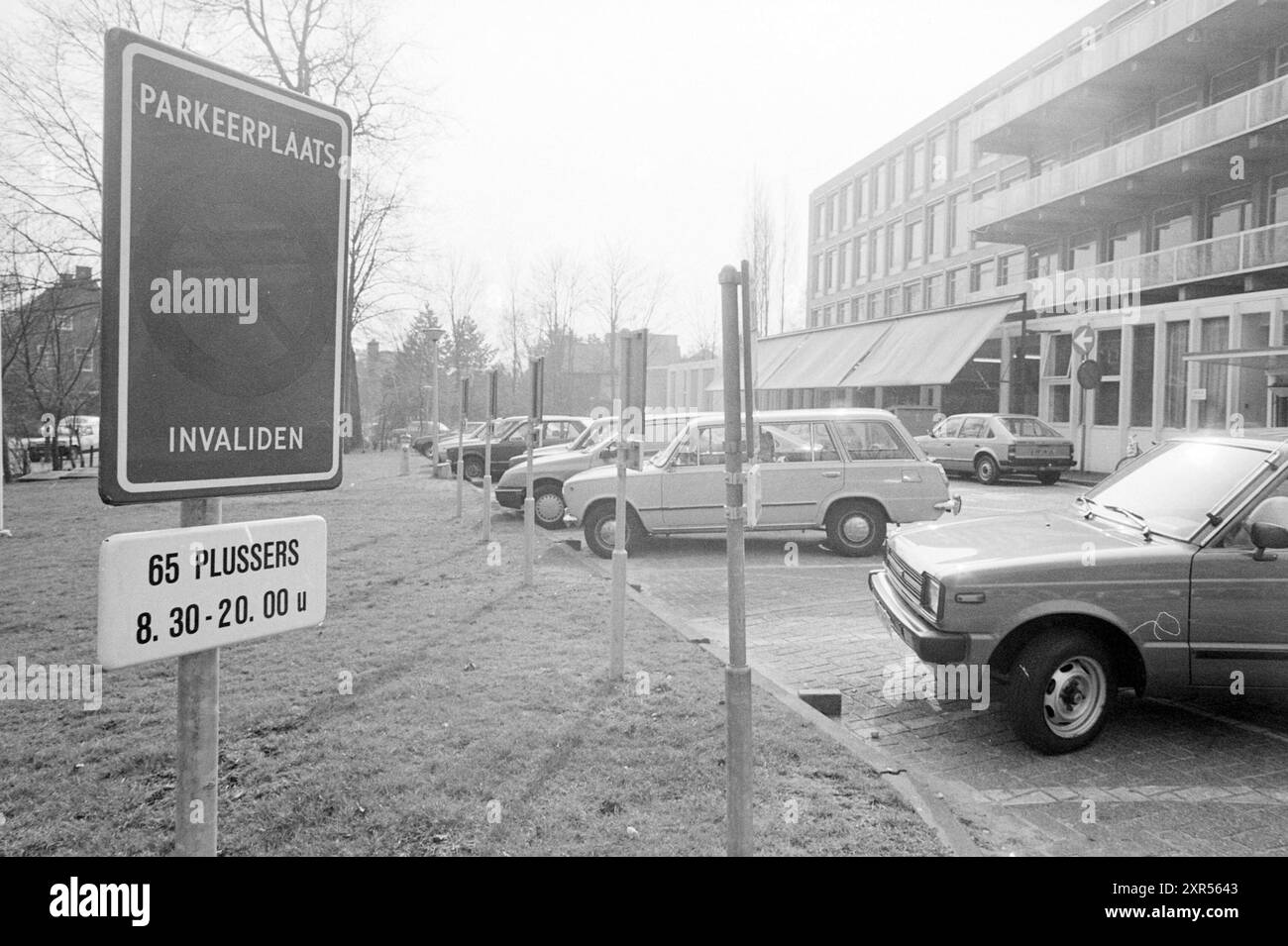 Cartelli per persone oltre i 65 anni, Zuiderhout, Parcheggio, parcheggi, parcheggi, 14-03-1984, Whizgle Dutch News: immagini storiche su misura per il futuro. Esplora il passato dei Paesi Bassi con prospettive moderne attraverso le immagini delle agenzie olandesi. Colmare gli eventi di ieri con gli approfondimenti di domani. Intraprendi un viaggio senza tempo con storie che plasmano il nostro futuro. Foto Stock