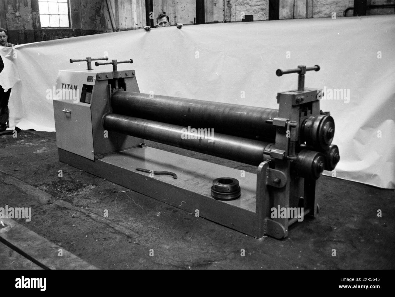 Roller presso la fabbrica di macchine Kruyers, Haarlem, Reguliersstraat, Paesi Bassi, 29-06-1962, Whizgle Dutch News: immagini storiche su misura per il futuro. Esplora il passato dei Paesi Bassi con prospettive moderne attraverso le immagini delle agenzie olandesi. Colmare gli eventi di ieri con gli approfondimenti di domani. Intraprendi un viaggio senza tempo con storie che plasmano il nostro futuro. Foto Stock Roller presso la fabbrica di macchine Kruyers, Haarlem, Reguliersstraat, Paesi Bassi, 29-06-1962, Whizgle Dutch News: immagini storiche su misura per il futuro. Esplora il passato dei Paesi Bassi con prospettive moderne attraverso le immagini delle agenzie olandesi. Colmare gli eventi di ieri con gli approfondimenti di domani. Intraprendi un viaggio senza tempo con storie che plasmano il nostro futuro. Foto Stock
