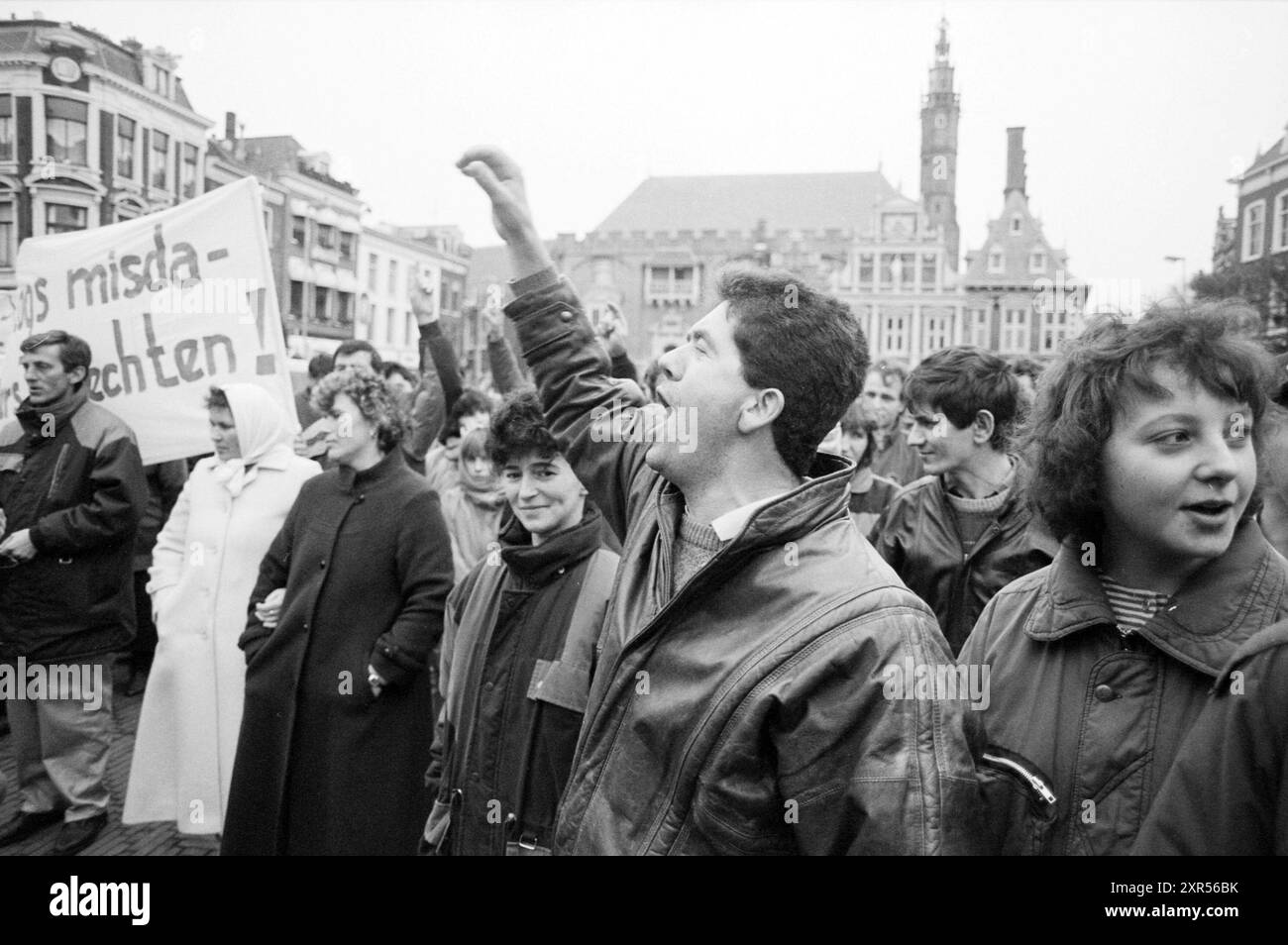 Dimostrazione a Haarlem di rifugiati bosniaci provenienti da centri di accoglienza nei Paesi Bassi contro la violenza della guerra e la violazione dei diritti umani in Bosnia. Chiedono anche che i criminali di guerra siano portati davanti a un tribunale internazionale: Haarlem, Grote Markt, Paesi Bassi, 20-02-1993, Whizgle Dutch News: immagini storiche su misura per il futuro. Esplora il passato dei Paesi Bassi con prospettive moderne attraverso le immagini delle agenzie olandesi. Colmare gli eventi di ieri con gli approfondimenti di domani. Intraprendi un viaggio senza tempo con storie che plasmano il nostro futuro. Foto Stock