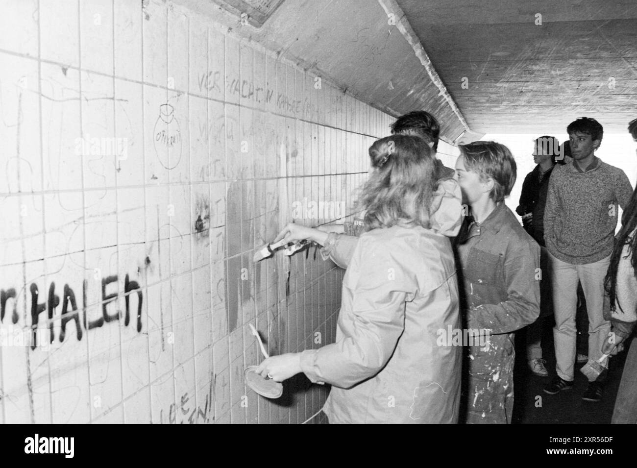 Gli scolari dipingono slogan, scolari, 05-05-1982, Whizgle Dutch News: Immagini storiche su misura per il futuro. Esplora il passato dei Paesi Bassi con prospettive moderne attraverso le immagini delle agenzie olandesi. Colmare gli eventi di ieri con gli approfondimenti di domani. Intraprendi un viaggio senza tempo con storie che plasmano il nostro futuro. Foto Stock