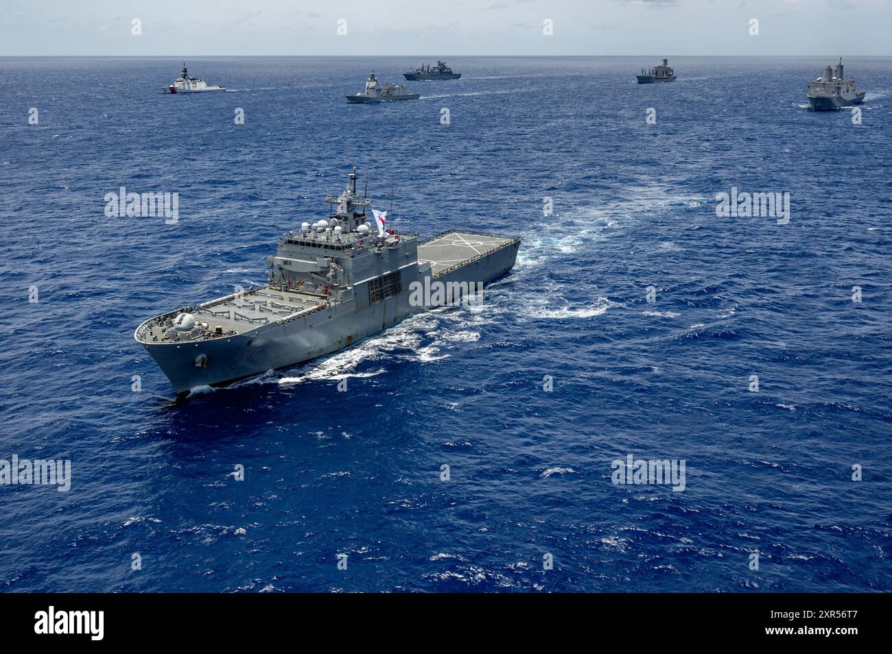 La nave corazzata ROKS Cheon Ja Bong (LST 687) della Marina sudcoreana naviga in formazione il 22 luglio, al largo delle coste delle Hawaii durante l'esercitazione Rim of the Pacific (RIMPAC) 2024. Ventinove nazioni, 40 navi di superficie, tre sottomarini, 14 forze terrestri nazionali, più di 150 aerei e 25.000 personale partecipano al RIMPAC nelle e intorno alle isole Hawaii, dal giugno 27 al agosto 1. Il RIMPAC, la più grande esercitazione marittima internazionale al mondo, offre un'opportunità di formazione unica, promuovendo e sostenendo relazioni di cooperazione tra i partecipanti fondamentali per garantire la sicurezza delle corsie marine e. Foto Stock