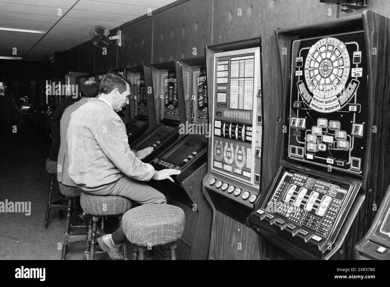 Sala giochi, Anegang, Haarlem, gioco d'azzardo, Haarlem, Anegang, Paesi Bassi, 28-10-1982, Whizgle Dutch News: immagini storiche su misura per il futuro. Esplora il passato dei Paesi Bassi con prospettive moderne attraverso le immagini delle agenzie olandesi. Colmare gli eventi di ieri con gli approfondimenti di domani. Intraprendi un viaggio senza tempo con storie che plasmano il nostro futuro. Foto Stock