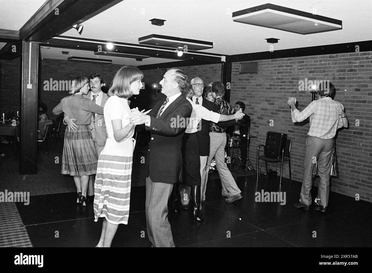 Cerimonia di premiazione a diversi uomini e donne in una stanza (coppie danzanti), 06-09-1980, Whizgle Dutch News: Immagini storiche su misura per il futuro. Esplora il passato dei Paesi Bassi con prospettive moderne attraverso le immagini delle agenzie olandesi. Colmare gli eventi di ieri con gli approfondimenti di domani. Intraprendi un viaggio senza tempo con storie che plasmano il nostro futuro. Foto Stock