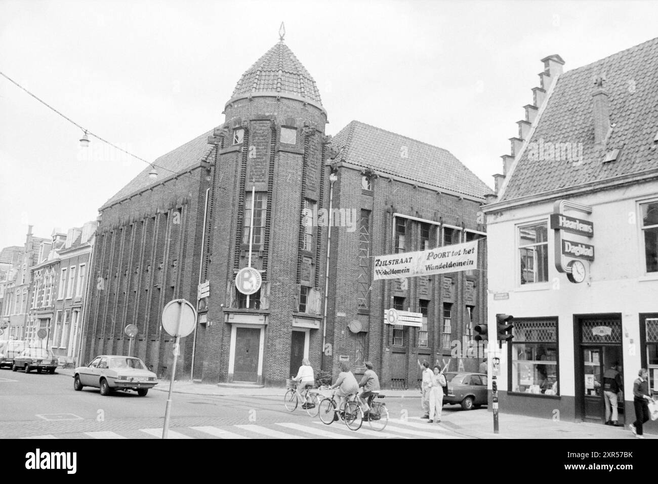 Esterno vecchio edificio ABN Zijlstraat, esterno, edifici Haarlem, Haarlem, Zijlstraat, The Netherlands, 23-07-1984, Whizgle Dutch News: immagini storiche su misura per il futuro. Esplora il passato dei Paesi Bassi con prospettive moderne attraverso le immagini delle agenzie olandesi. Colmare gli eventi di ieri con gli approfondimenti di domani. Intraprendi un viaggio senza tempo con storie che plasmano il nostro futuro. Foto Stock