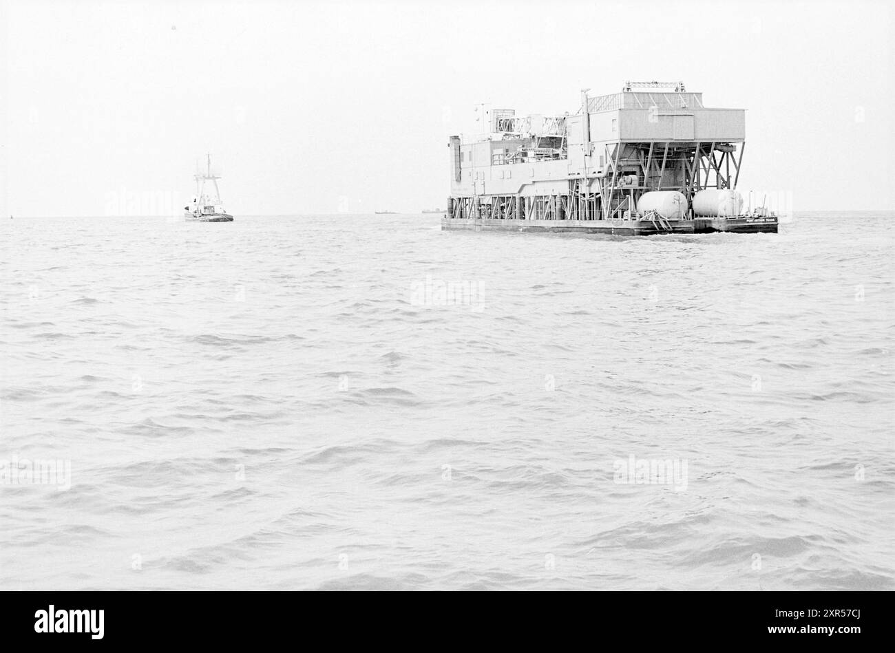 Installazione galleggiante per l'industria offshore trainata dal rimorchiatore Jacob Van Heemskerk, IJmuiden, Paesi Bassi, 00-00-1965, Whizgle Dutch News: Immagini storiche su misura per il futuro. Esplora il passato dei Paesi Bassi con prospettive moderne attraverso le immagini delle agenzie olandesi. Colmare gli eventi di ieri con gli approfondimenti di domani. Intraprendi un viaggio senza tempo con storie che plasmano il nostro futuro. Foto Stock