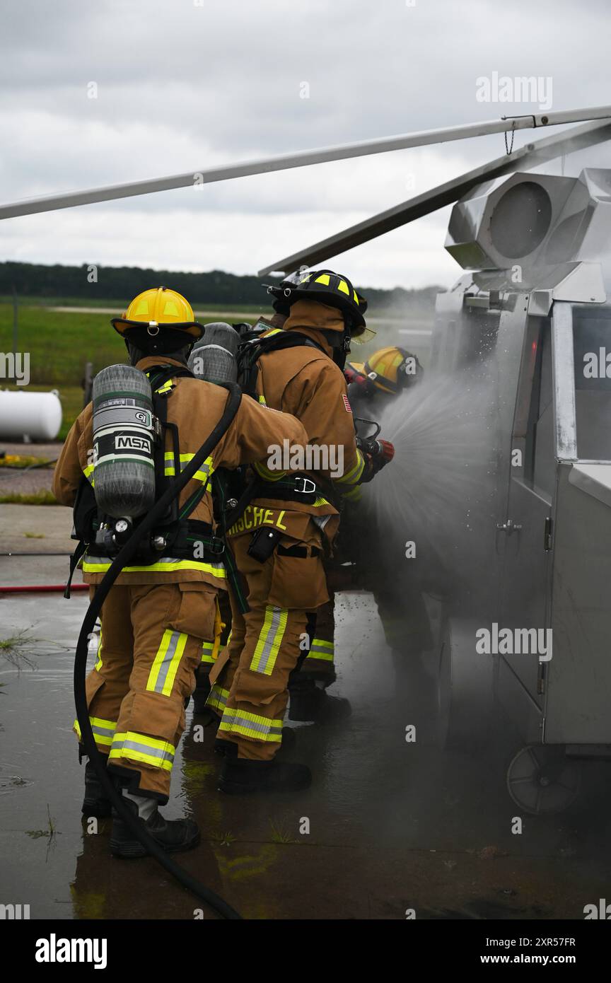 Gli aviatori US Fire Rescue assegnati al 178th Civil Engineering Squadron estinguono un incendio come parte di una dimostrazione di risposta rapida per i visitatori illustri l'8 agosto 2024 durante Northern Lightning presso Volk Field Air National Guard base, Wisconsin. Northern Lightning è un esercizio di allenamento congiunto che enfatizza gli obiettivi definiti dall'utente e che si traduce in un addestramento personalizzato, basato su scenari, a spettro completo e di fascia alta. (Foto della U.S. Air National Guard del Senior Airman Colin Simpson) Foto Stock
