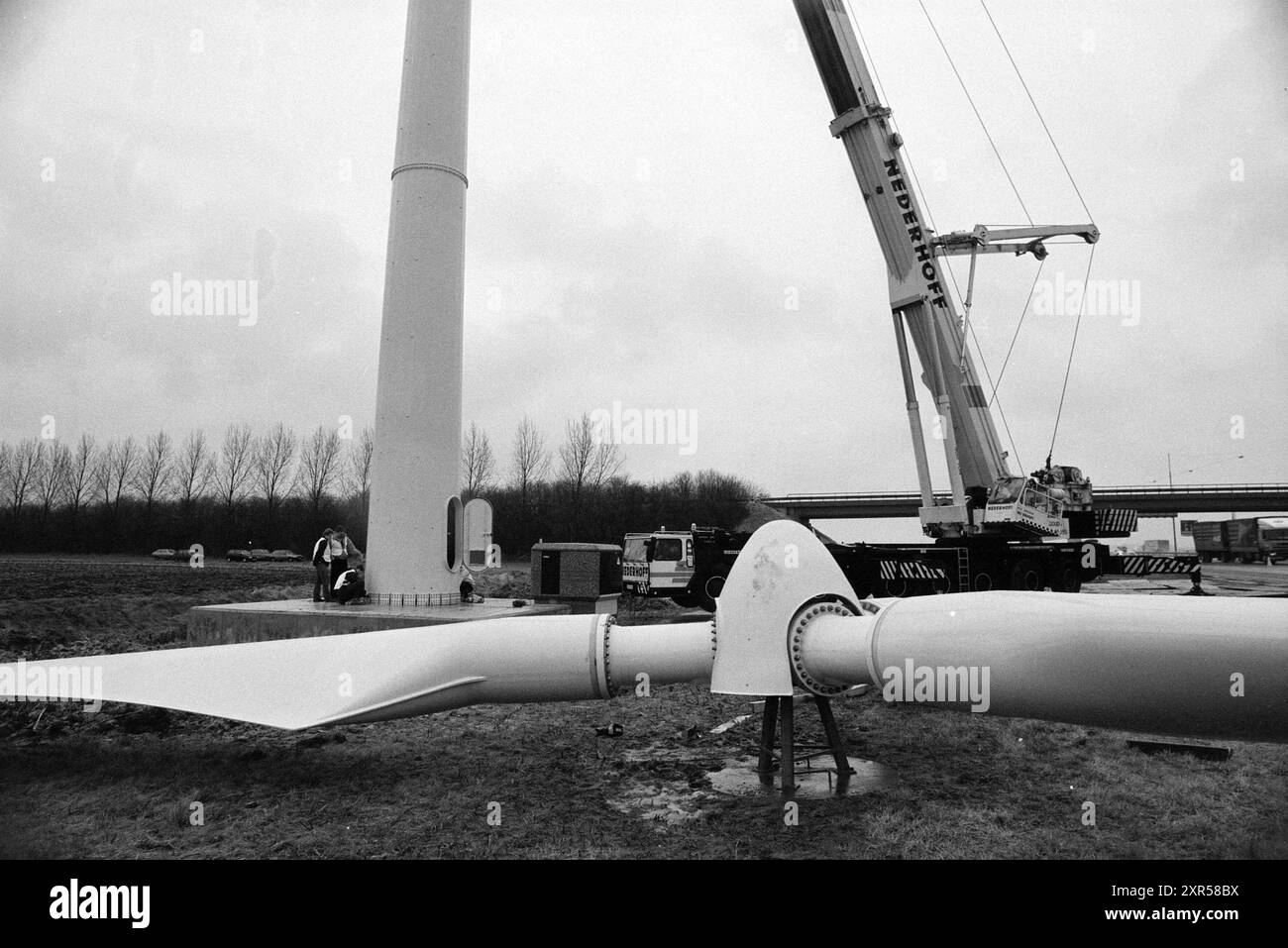 Installazione di un mulino a vento lungo la A4, 07-12-1993, Whizgle Dutch News: Immagini storiche su misura per il futuro. Esplora il passato dei Paesi Bassi con prospettive moderne attraverso le immagini delle agenzie olandesi. Colmare gli eventi di ieri con gli approfondimenti di domani. Intraprendi un viaggio senza tempo con storie che plasmano il nostro futuro. Foto Stock