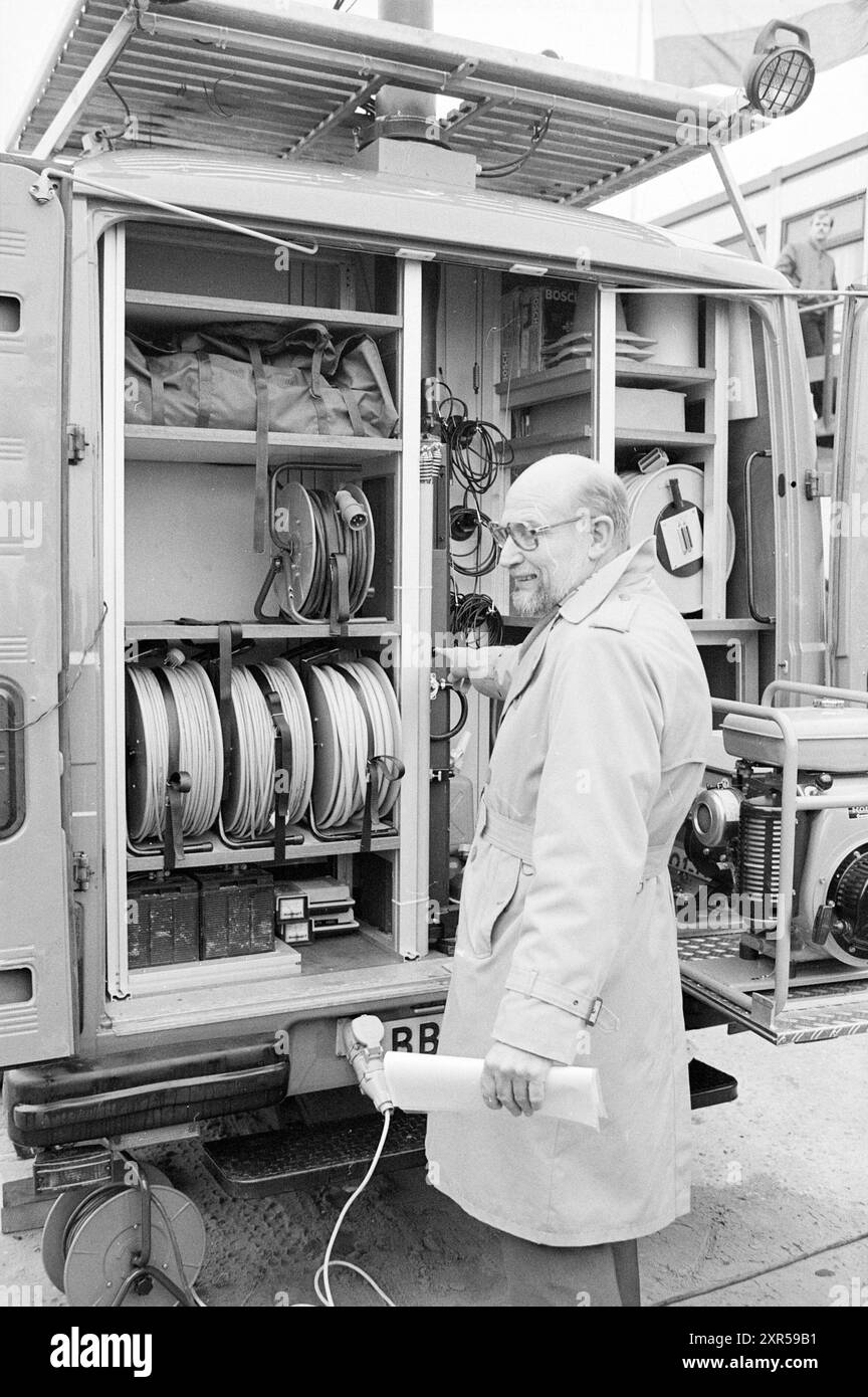 Messa in servizio del veicolo di collegamento della brigata di soccorso IJmuiden, messa in servizio, soccorso, brigata di soccorso, servizio di soccorso, IJmuiden, Paesi Bassi, 21-01-1984, Whizgle Dutch News: immagini storiche su misura per il futuro. Esplora il passato dei Paesi Bassi con prospettive moderne attraverso le immagini delle agenzie olandesi. Colmare gli eventi di ieri con gli approfondimenti di domani. Intraprendi un viaggio senza tempo con storie che plasmano il nostro futuro. Foto Stock