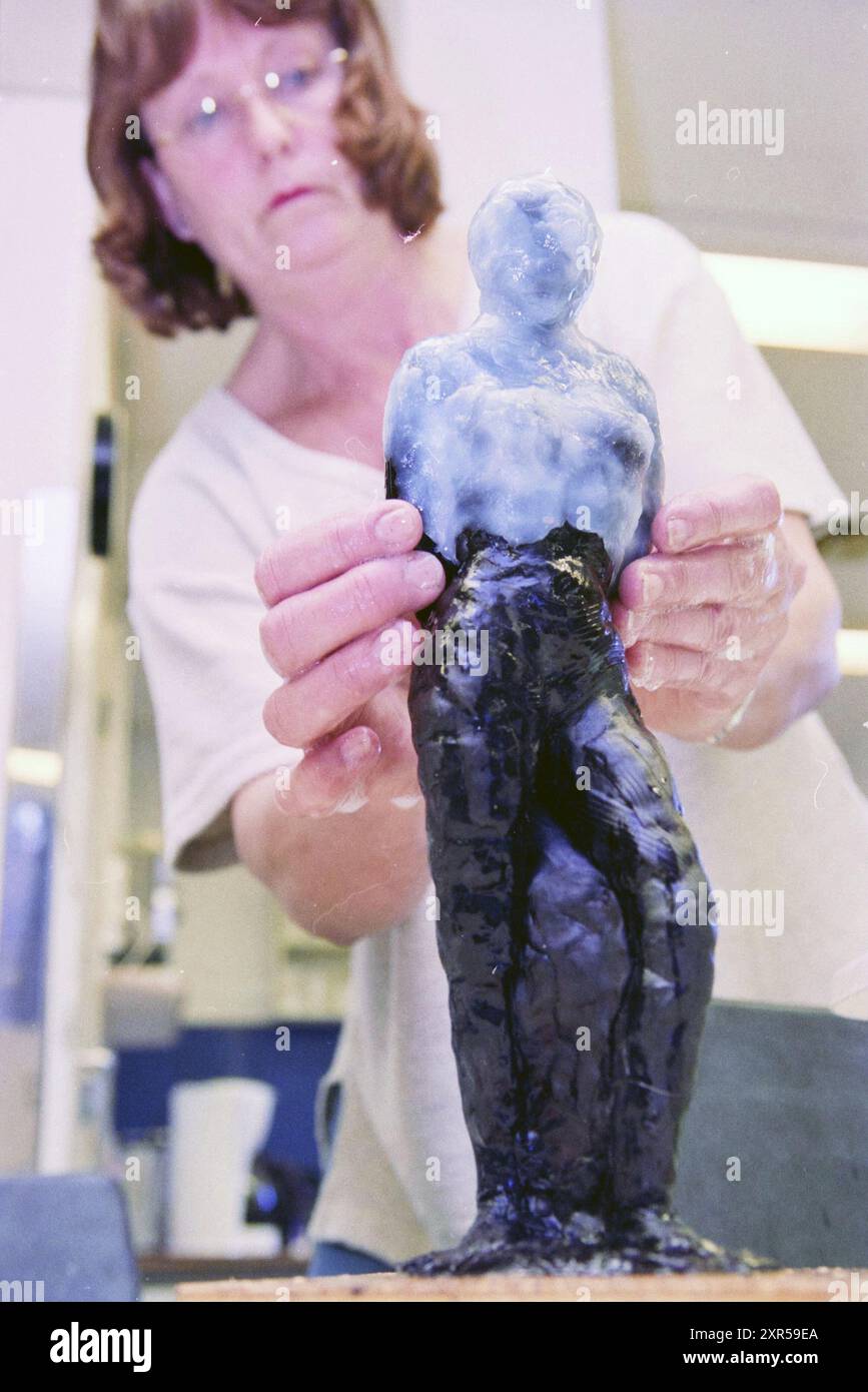 Masterclass Bronze casting, Bennebroek, Hoofddorp, Paesi Bassi, 09-02-1999, Whizgle Dutch News: immagini storiche su misura per il futuro. Esplora il passato dei Paesi Bassi con prospettive moderne attraverso le immagini delle agenzie olandesi. Colmare gli eventi di ieri con gli approfondimenti di domani. Intraprendi un viaggio senza tempo con storie che plasmano il nostro futuro. Foto Stock