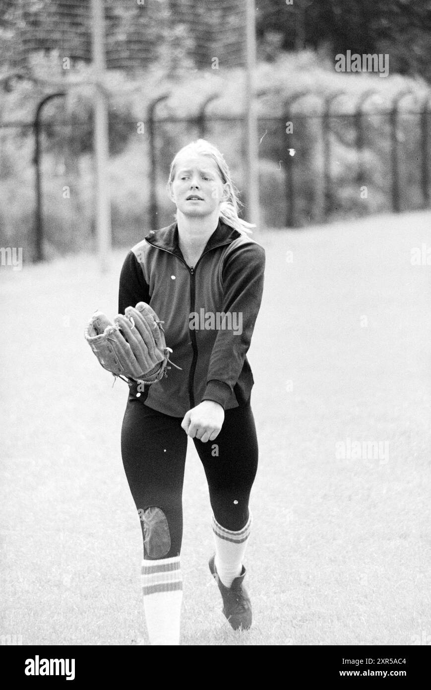 Ritratti softball dei giocatori Edo, Edo Shell, Softball, 17-06-1979, Whizgle Dutch News: Immagini storiche su misura per il futuro. Esplora il passato dei Paesi Bassi con prospettive moderne attraverso le immagini delle agenzie olandesi. Colmare gli eventi di ieri con gli approfondimenti di domani. Intraprendi un viaggio senza tempo con storie che plasmano il nostro futuro. Foto Stock