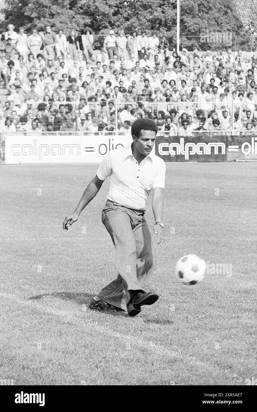 Haarlem - Robin Hood, Football Haarlem, 15-08-1976, Whizgle Dutch News: Immagini storiche su misura per il futuro. Esplora il passato dei Paesi Bassi con prospettive moderne attraverso le immagini delle agenzie olandesi. Colmare gli eventi di ieri con gli approfondimenti di domani. Intraprendi un viaggio senza tempo con storie che plasmano il nostro futuro. Foto Stock