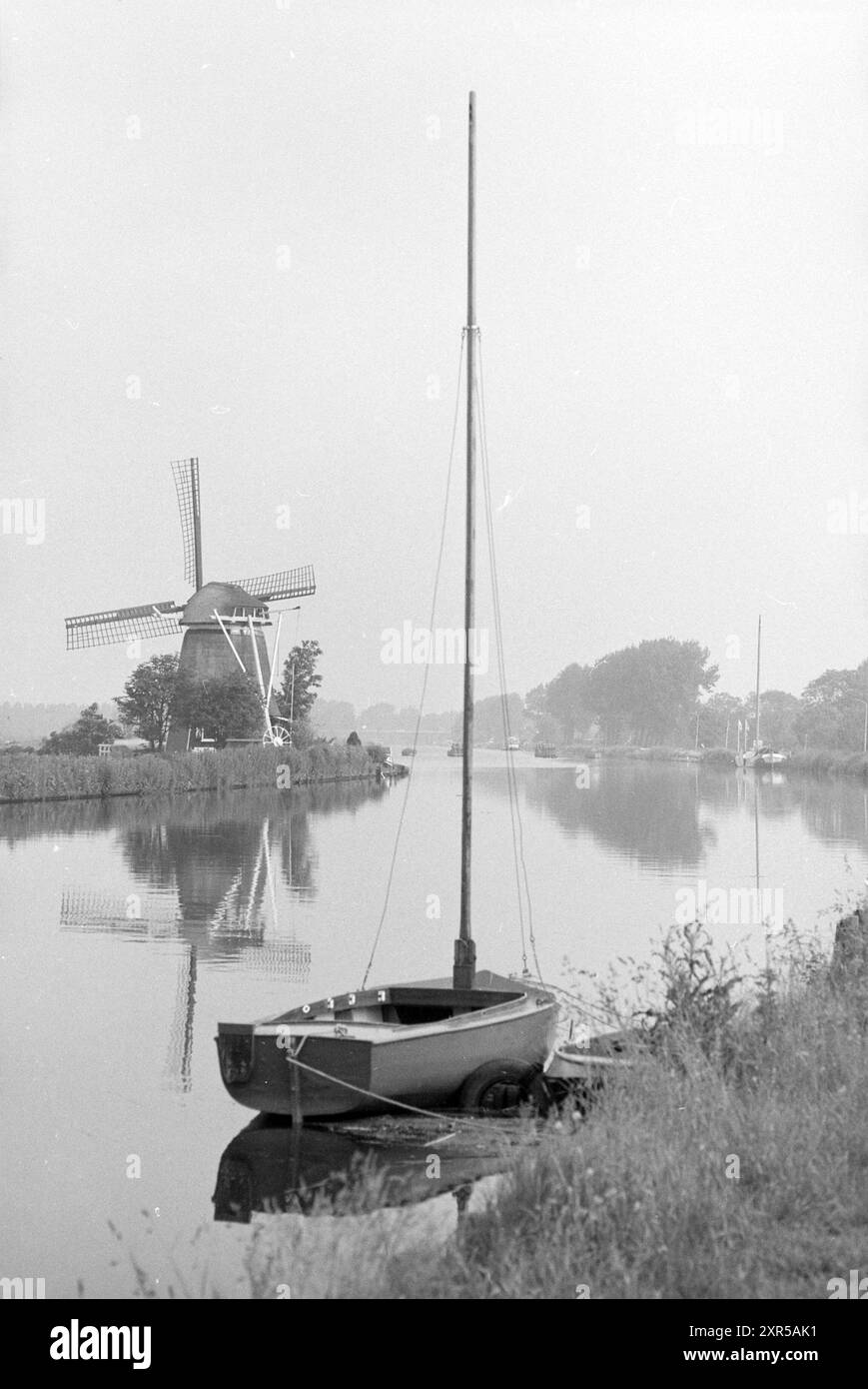 Mulino a vento Vijfhuizen sulla Ringvaart, Vijfhuizen, 17-06-1991, Whizgle Dutch News: Immagini storiche su misura per il futuro. Esplora il passato dei Paesi Bassi con prospettive moderne attraverso le immagini delle agenzie olandesi. Colmare gli eventi di ieri con gli approfondimenti di domani. Intraprendi un viaggio senza tempo con storie che plasmano il nostro futuro. Foto Stock