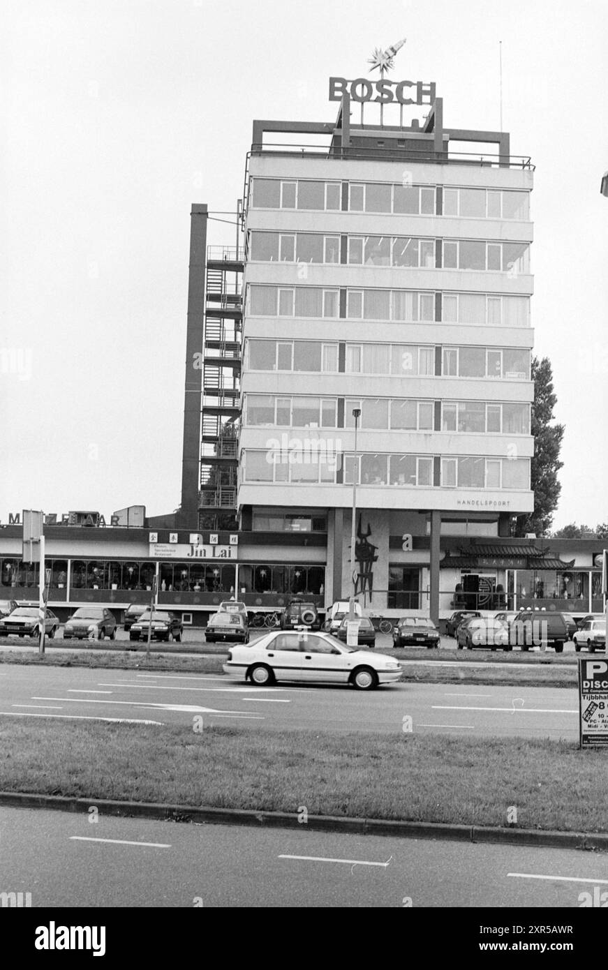 Esterno edificio per uffici Handelspoort, Haarlem, Prins Bernhardlaan, Paesi Bassi, 00-09-1994, Whizgle Dutch News: immagini storiche su misura per il futuro. Esplora il passato dei Paesi Bassi con prospettive moderne attraverso le immagini delle agenzie olandesi. Colmare gli eventi di ieri con gli approfondimenti di domani. Intraprendi un viaggio senza tempo con storie che plasmano il nostro futuro. Foto Stock