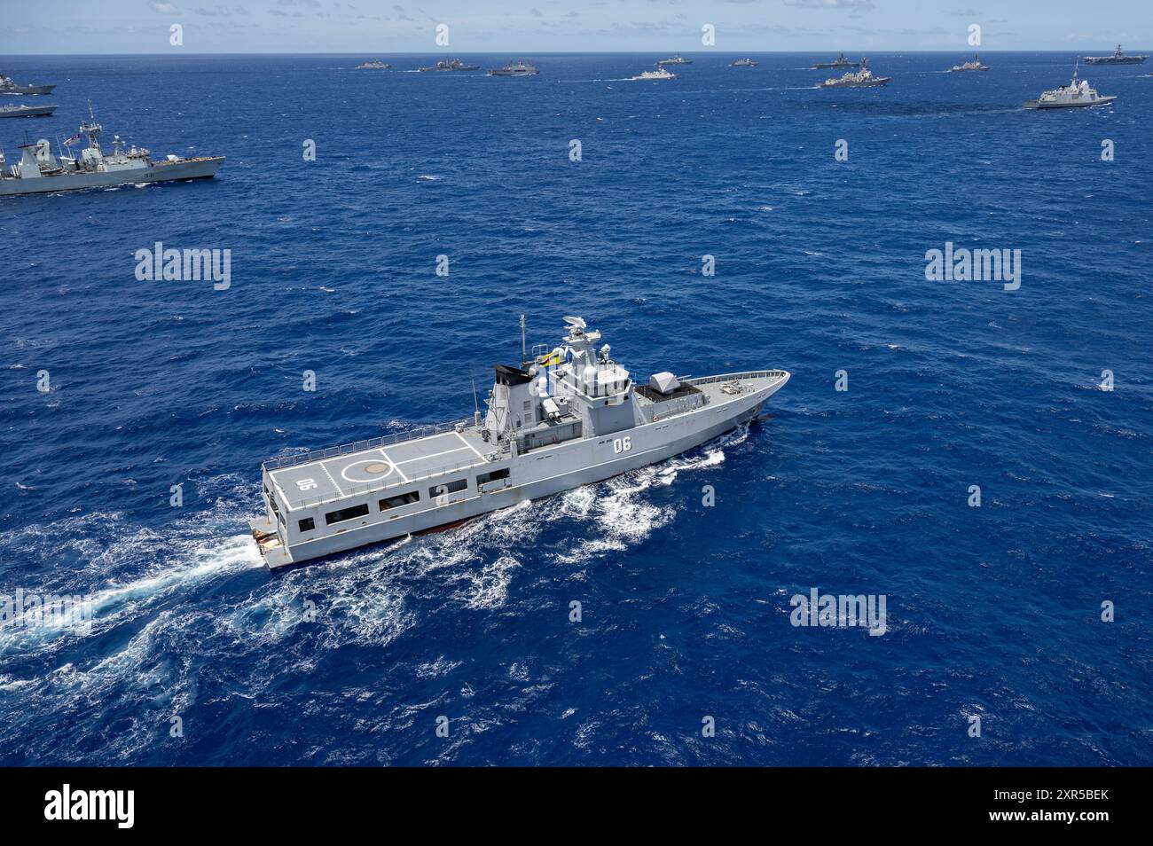 La nave di pattuglia offshore KDB Darussalam (OPV 06) della Royal Brunei Navy naviga in formazione il 22 luglio, al largo delle coste delle Hawaii durante l'esercitazione Rim of the Pacific (RIMPAC) 2024. Ventinove nazioni, 40 navi di superficie, tre sottomarini, 14 forze terrestri nazionali, più di 150 aerei e 25.000 personale partecipano al RIMPAC nelle e intorno alle isole Hawaii, dal giugno 27 al agosto 1. Il RIMPAC, la più grande esercitazione marittima internazionale al mondo, offre un'opportunità di formazione unica, promuovendo e sostenendo relazioni di cooperazione tra i partecipanti fondamentali per garantire la sicurezza delle corsie marine e. Foto Stock