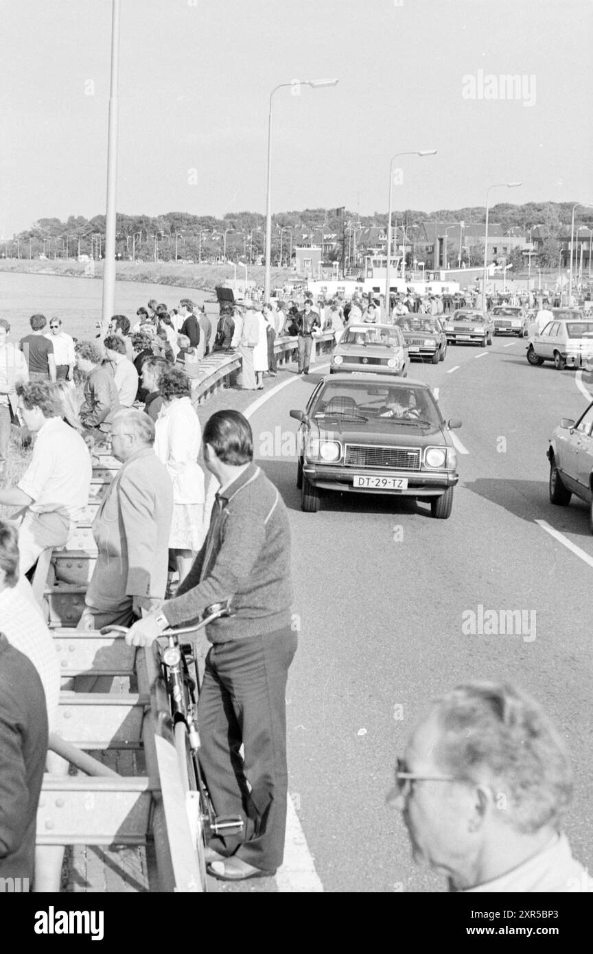 Folle durante il blocco del Canale del Mare del Nord IJmuiden, villaggi dell'Olanda settentrionale, ecc. Canale del Mare del Nord, IJmuiden, Velsen, IJmuiden, Paesi Bassi, 11-08-1981, Whizgle Dutch News: immagini storiche su misura per il futuro. Esplora il passato dei Paesi Bassi con prospettive moderne attraverso le immagini delle agenzie olandesi. Colmare gli eventi di ieri con gli approfondimenti di domani. Intraprendi un viaggio senza tempo con storie che plasmano il nostro futuro. Foto Stock