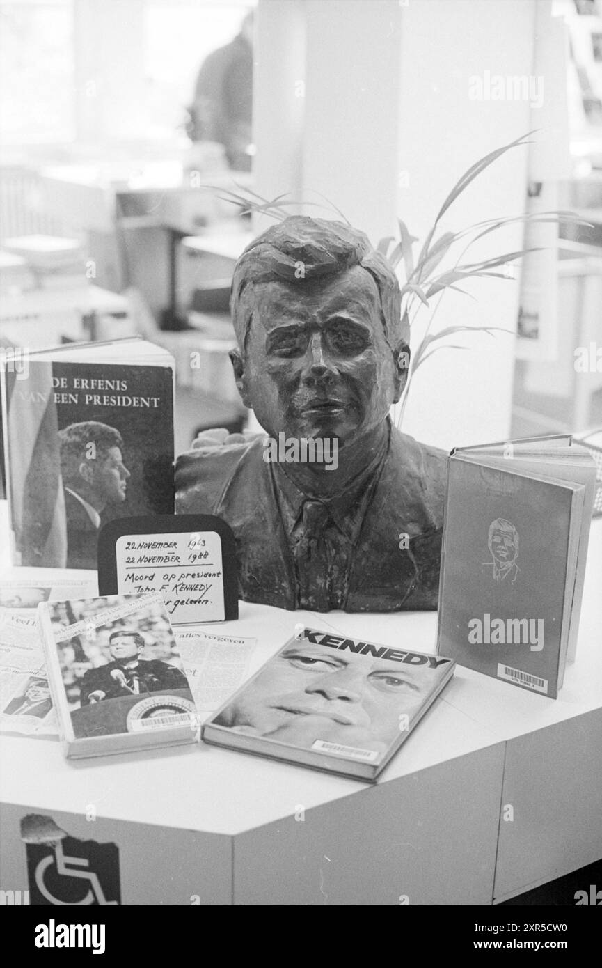 Mostra di libri e commemorazione del busto di Kennedy 1963 - 1988, 00-11-1988, Whizgle Dutch News: Immagini storiche su misura per il futuro. Esplora il passato dei Paesi Bassi con prospettive moderne attraverso le immagini delle agenzie olandesi. Colmare gli eventi di ieri con gli approfondimenti di domani. Intraprendi un viaggio senza tempo con storie che plasmano il nostro futuro. Foto Stock