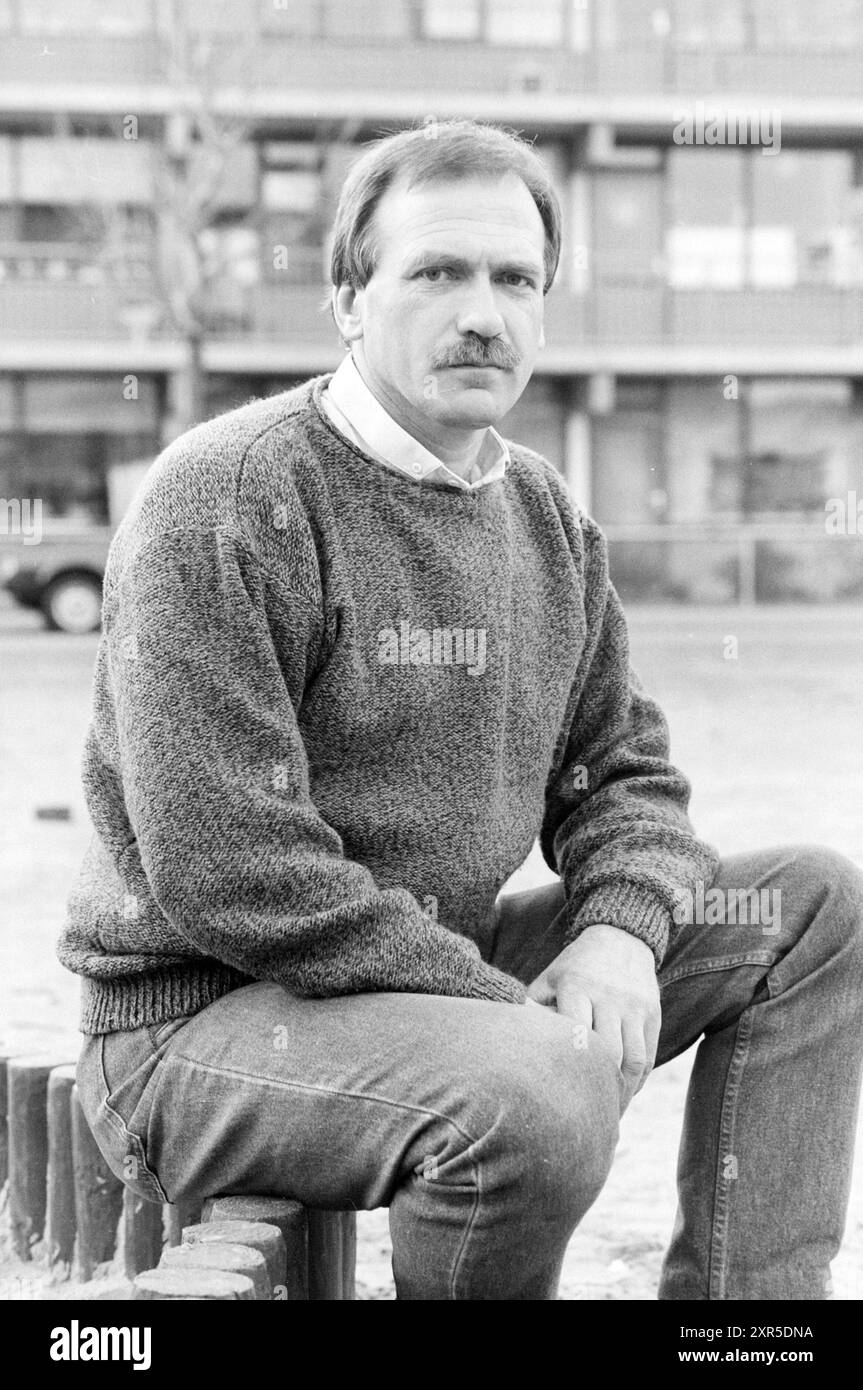 Nico Hull black ant area IJmuiden, People, Football people and Trainer, IJmuiden, Zwarte Mierenvlak, Paesi Bassi, 03-04-1986, Whizgle Dutch News: immagini storiche su misura per il futuro. Esplora il passato dei Paesi Bassi con prospettive moderne attraverso le immagini delle agenzie olandesi. Colmare gli eventi di ieri con gli approfondimenti di domani. Intraprendi un viaggio senza tempo con storie che plasmano il nostro futuro. Foto Stock