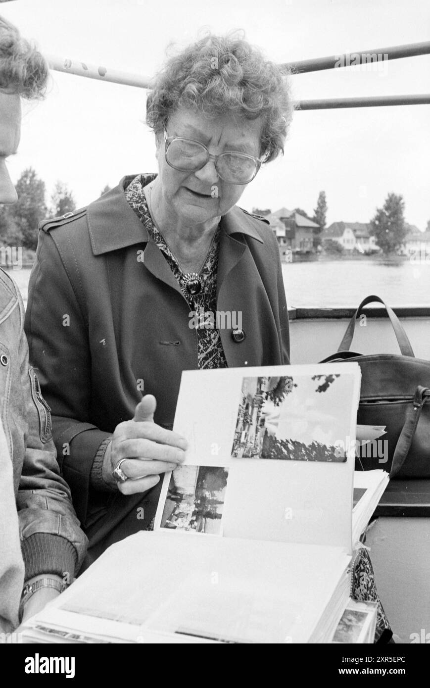 Crociera per anziani con storie di vacanza e foto di gruppo, crociera, visite turistiche, voli turistici, 19-07-1984, Whizgle Dutch News: immagini storiche su misura per il futuro. Esplora il passato dei Paesi Bassi con prospettive moderne attraverso le immagini delle agenzie olandesi. Colmare gli eventi di ieri con gli approfondimenti di domani. Intraprendi un viaggio senza tempo con storie che plasmano il nostro futuro. Foto Stock