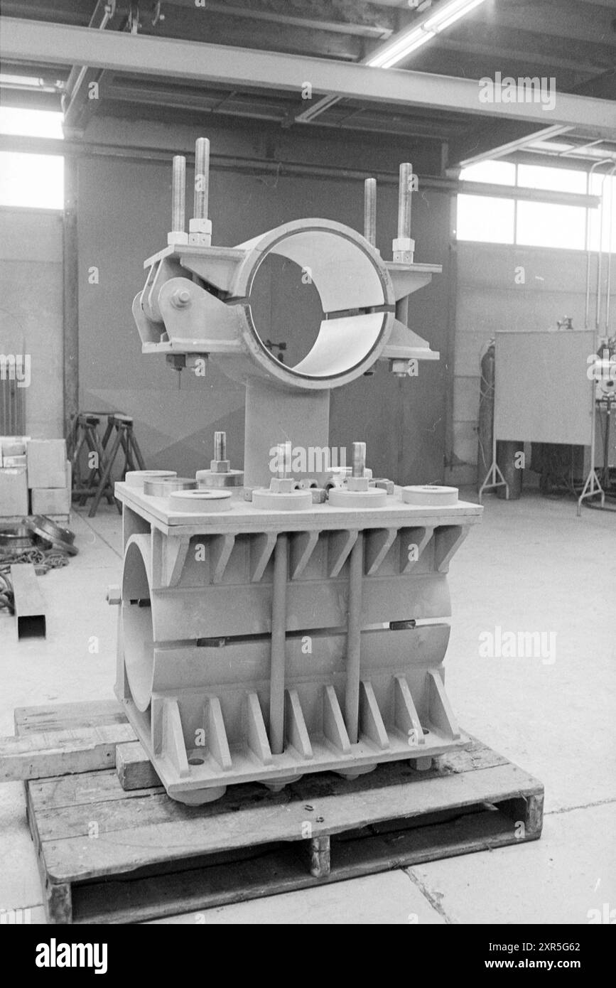 Tubo lungo 36 metri per piattaforma di perforazione BMZ, tubi di posa, 06-04-1984, Whizgle Dutch News: Immagini storiche su misura per il futuro. Esplora il passato dei Paesi Bassi con prospettive moderne attraverso le immagini delle agenzie olandesi. Colmare gli eventi di ieri con gli approfondimenti di domani. Intraprendi un viaggio senza tempo con storie che plasmano il nostro futuro. Foto Stock