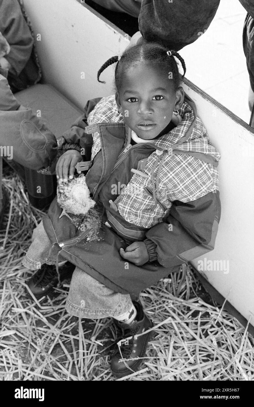 Apertura dell'area sportiva e giochi, Burgwalbuurt (asilo con pollo, centro di attività sociale De Lizedis), Haarlem, Johannes Hoogendoornstraat, Paesi Bassi, 07-10-1994, Whizgle Dutch News: immagini storiche su misura per il futuro. Esplora il passato dei Paesi Bassi con prospettive moderne attraverso le immagini delle agenzie olandesi. Colmare gli eventi di ieri con gli approfondimenti di domani. Intraprendi un viaggio senza tempo con storie che plasmano il nostro futuro. Foto Stock