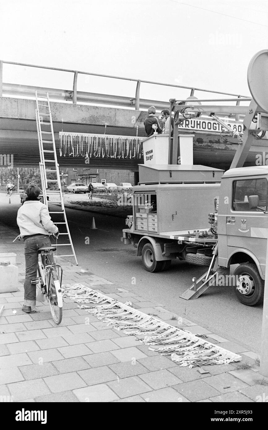 Posizionamento dell'altezza (strisce) sul viadotto Badhoevedorp, 26-10-1978, Whizgle Dutch News: Immagini storiche su misura per il futuro. Esplora il passato dei Paesi Bassi con prospettive moderne attraverso le immagini delle agenzie olandesi. Colmare gli eventi di ieri con gli approfondimenti di domani. Intraprendi un viaggio senza tempo con storie che plasmano il nostro futuro. Foto Stock