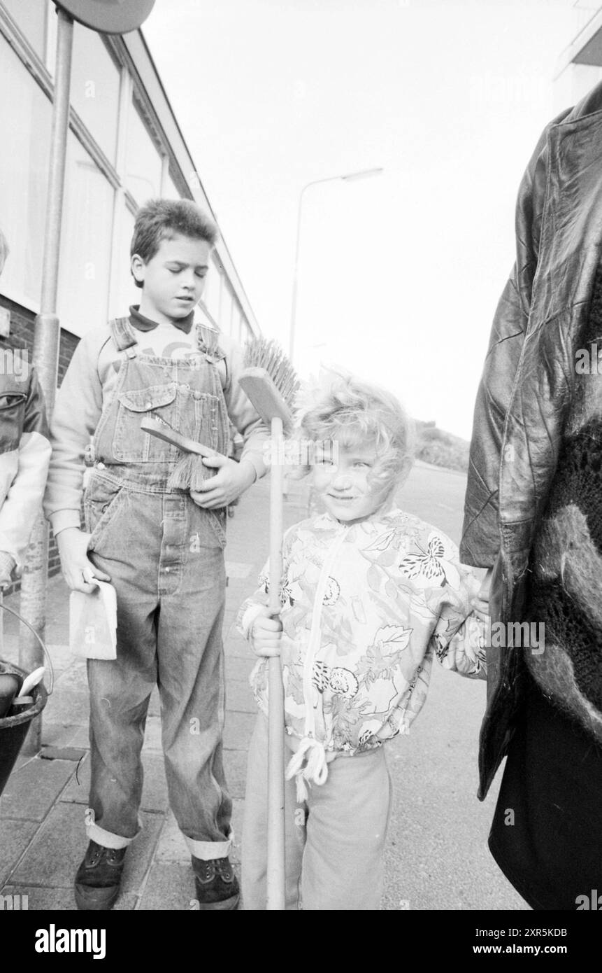 Studenti con padella e padella a Wijk aan Zee, gruppi, studenti, Wijk aan Zee, 16-10-1989, Whizgle Dutch News: immagini storiche su misura per il futuro. Esplora il passato dei Paesi Bassi con prospettive moderne attraverso le immagini delle agenzie olandesi. Colmare gli eventi di ieri con gli approfondimenti di domani. Intraprendi un viaggio senza tempo con storie che plasmano il nostro futuro. Foto Stock