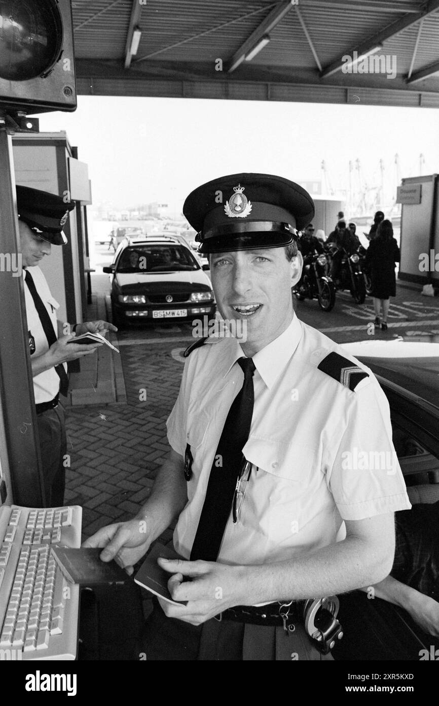 René Dobbelaar, polizia militare, IJmuiden, IJmuiden, Paesi Bassi, 01-05-1997, Whizgle Dutch News: immagini storiche su misura per il futuro. Esplora il passato dei Paesi Bassi con prospettive moderne attraverso le immagini delle agenzie olandesi. Colmare gli eventi di ieri con gli approfondimenti di domani. Intraprendi un viaggio senza tempo con storie che plasmano il nostro futuro. Foto Stock