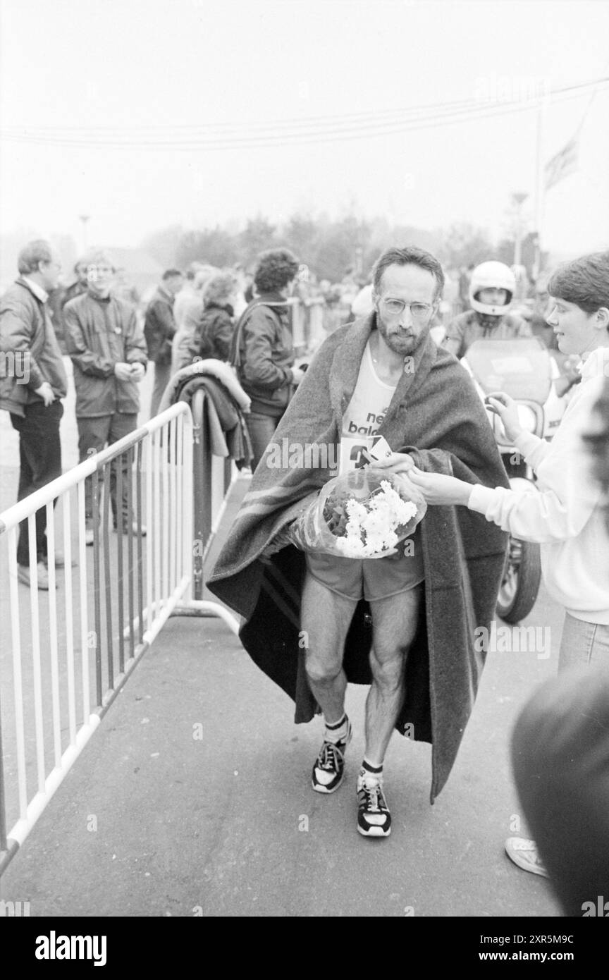 Partenza Schipholloop 61 km. + arrivo con il vincitore Van Hoek, running, 06-11-1983, Whizgle Dutch News: Immagini storiche su misura per il futuro. Esplora il passato dei Paesi Bassi con prospettive moderne attraverso le immagini delle agenzie olandesi. Colmare gli eventi di ieri con gli approfondimenti di domani. Intraprendi un viaggio senza tempo con storie che plasmano il nostro futuro. Foto Stock