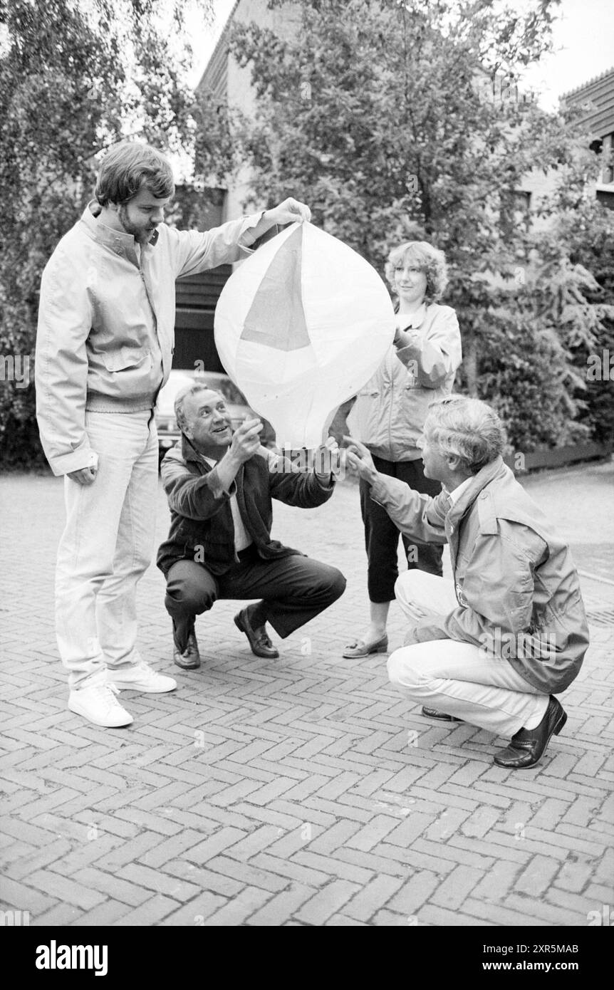 Van Eerdenburg con il pallone UFO Heemstede, Persons, Space Travel, Heemstede, Paesi Bassi, 02-07-1984, Whizgle Dutch News: immagini storiche su misura per il futuro. Esplora il passato dei Paesi Bassi con prospettive moderne attraverso le immagini delle agenzie olandesi. Colmare gli eventi di ieri con gli approfondimenti di domani. Intraprendi un viaggio senza tempo con storie che plasmano il nostro futuro. Foto Stock