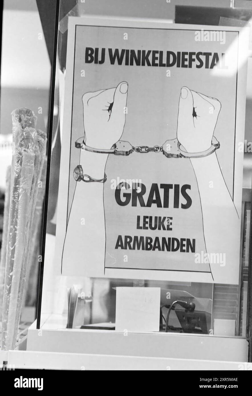 Poster della finestra di taccheggio, 00-00-1985, Whizgle Dutch News: Immagini storiche su misura per il futuro. Esplora il passato dei Paesi Bassi con prospettive moderne attraverso le immagini delle agenzie olandesi. Colmare gli eventi di ieri con gli approfondimenti di domani. Intraprendi un viaggio senza tempo con storie che plasmano il nostro futuro. Foto Stock