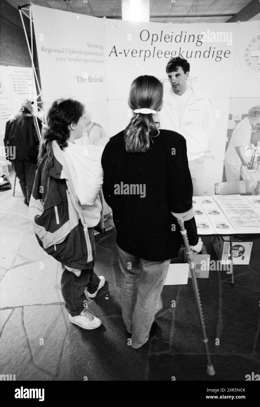 Fiera del lavoro, Jansonius School, 20-11-1991, Whizgle Dutch News: Immagini storiche su misura per il futuro. Esplora il passato dei Paesi Bassi con prospettive moderne attraverso le immagini delle agenzie olandesi. Colmare gli eventi di ieri con gli approfondimenti di domani. Intraprendi un viaggio senza tempo con storie che plasmano il nostro futuro. Foto Stock