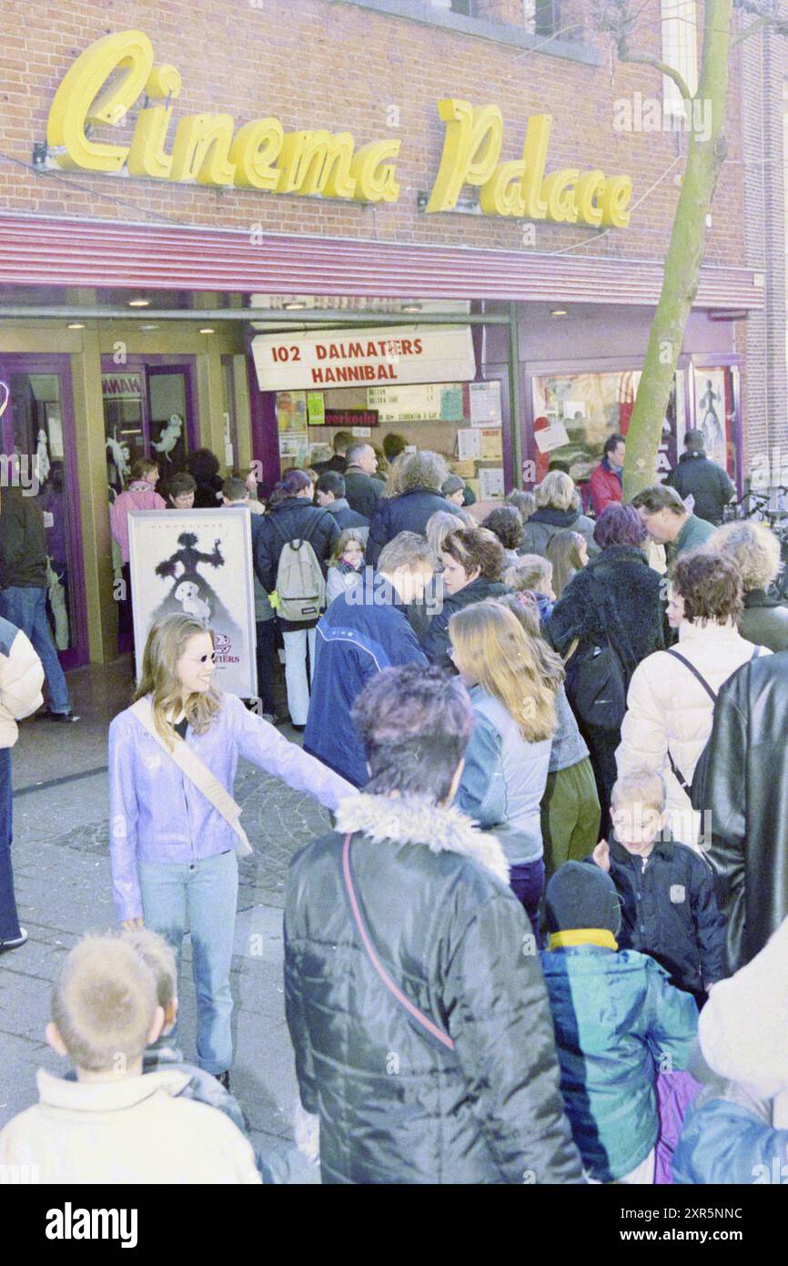 Cinema Palace era occupato, Haarlem, Paesi Bassi, 05-03-2001, Whizgle Dutch News: Immagini storiche su misura per il futuro. Esplora il passato dei Paesi Bassi con prospettive moderne attraverso le immagini delle agenzie olandesi. Colmare gli eventi di ieri con gli approfondimenti di domani. Intraprendi un viaggio senza tempo con storie che plasmano il nostro futuro. Foto Stock
