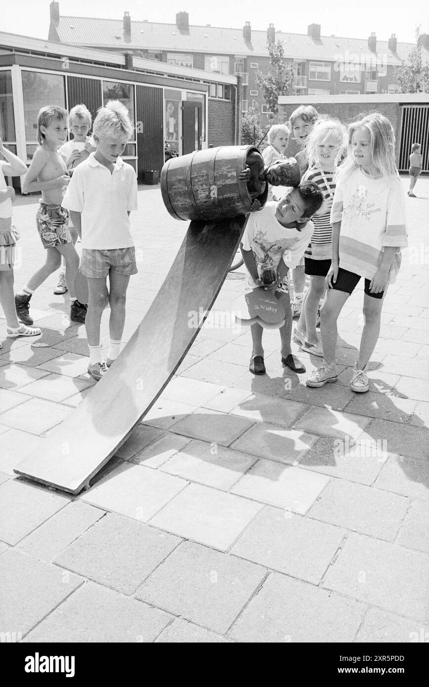 Bambini per statua (uomo in una canna rotolante) su una piazza, 16-06-1989, Whizgle Dutch News: Immagini storiche su misura per il futuro. Esplora il passato dei Paesi Bassi con prospettive moderne attraverso le immagini delle agenzie olandesi. Colmare gli eventi di ieri con gli approfondimenti di domani. Intraprendi un viaggio senza tempo con storie che plasmano il nostro futuro. Foto Stock