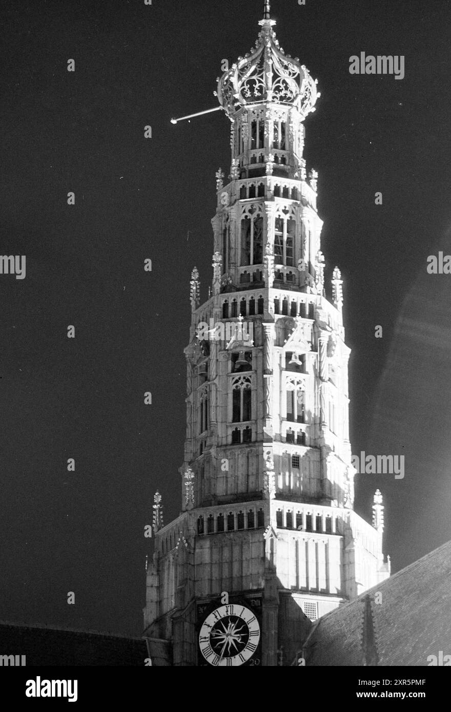 Grande torre della chiesa metà in luce, 26-03-1992, Whizgle Dutch News: Immagini storiche su misura per il futuro. Esplora il passato dei Paesi Bassi con prospettive moderne attraverso le immagini delle agenzie olandesi. Colmare gli eventi di ieri con gli approfondimenti di domani. Intraprendi un viaggio senza tempo con storie che plasmano il nostro futuro. Foto Stock