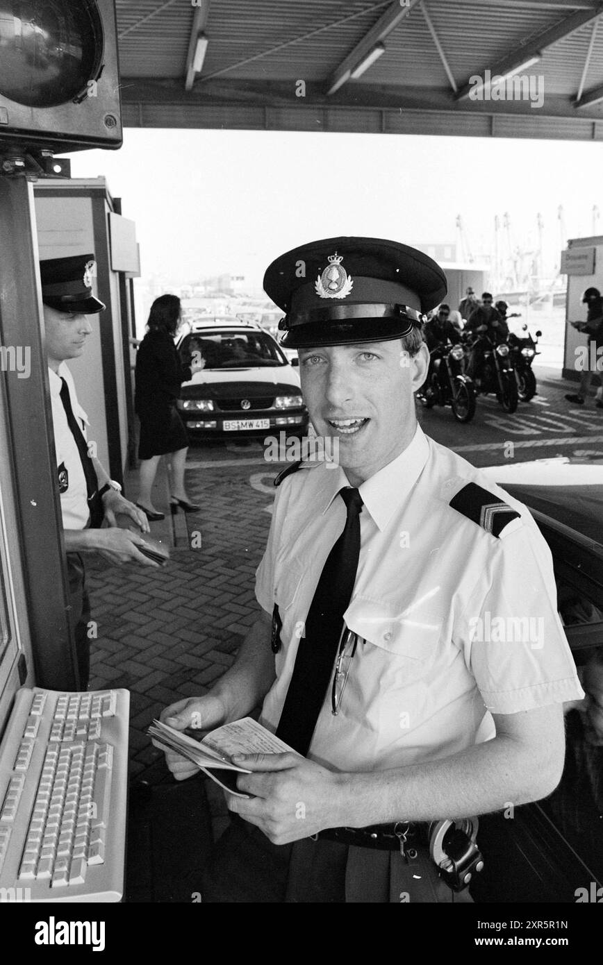 René Dobbelaar, polizia militare, IJmuiden, IJmuiden, Paesi Bassi, 01-05-1997, Whizgle Dutch News: immagini storiche su misura per il futuro. Esplora il passato dei Paesi Bassi con prospettive moderne attraverso le immagini delle agenzie olandesi. Colmare gli eventi di ieri con gli approfondimenti di domani. Intraprendi un viaggio senza tempo con storie che plasmano il nostro futuro. Foto Stock