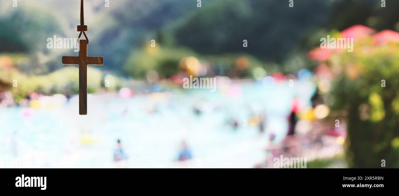 Ritiro della Croce di Gesù Cristo e della Chiesa, campo estivo e scuola biblica estiva, sfondo piscina Foto Stock