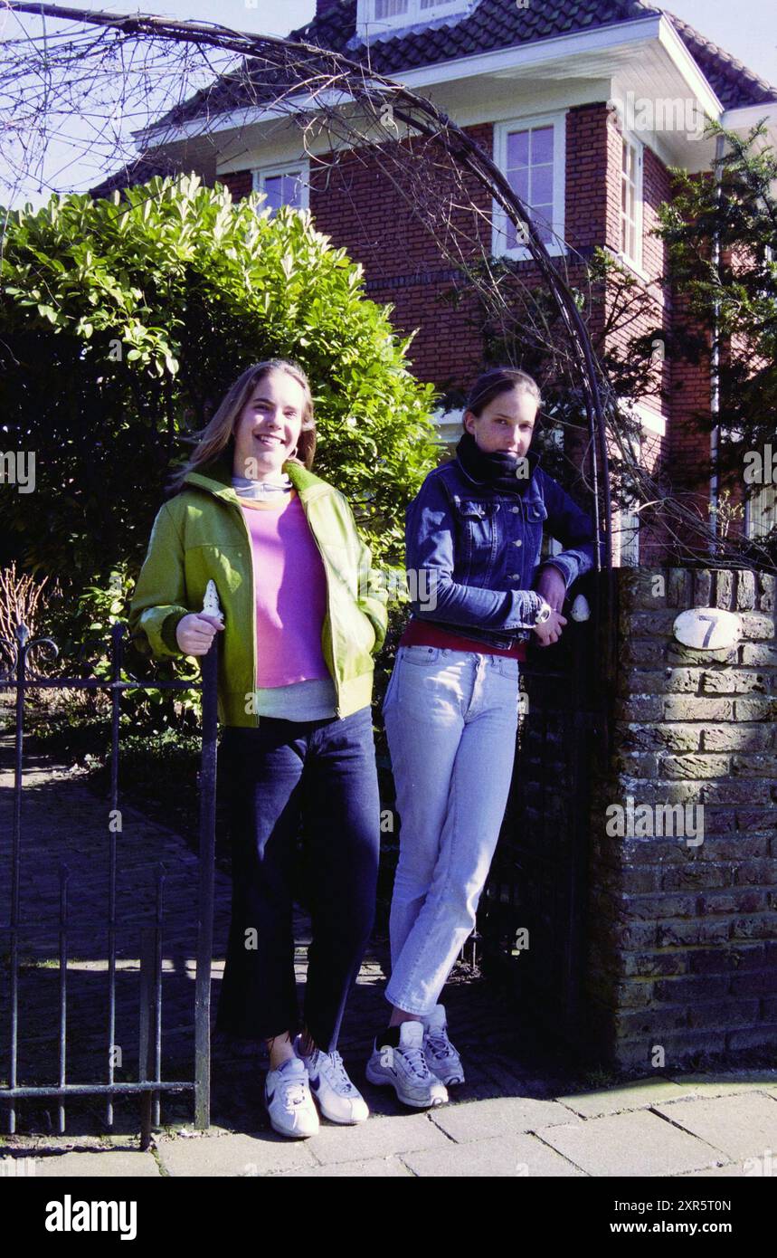 Lisette e Merel Heyke su 7, 11-03-2001, Whizgle Dutch News: Immagini storiche su misura per il futuro. Esplora il passato dei Paesi Bassi con prospettive moderne attraverso le immagini delle agenzie olandesi. Colmare gli eventi di ieri con gli approfondimenti di domani. Intraprendi un viaggio senza tempo con storie che plasmano il nostro futuro. Foto Stock