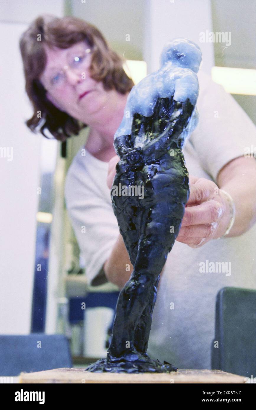 Masterclass Bronze casting, Bennebroek, Hoofddorp, Paesi Bassi, 09-02-1999, Whizgle Dutch News: immagini storiche su misura per il futuro. Esplora il passato dei Paesi Bassi con prospettive moderne attraverso le immagini delle agenzie olandesi. Colmare gli eventi di ieri con gli approfondimenti di domani. Intraprendi un viaggio senza tempo con storie che plasmano il nostro futuro. Foto Stock